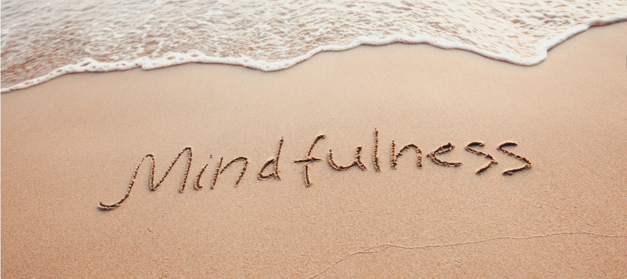Sandstrand med mindfulness skrivet i sanden Sandstrand med mindfulness skrivet i sanden