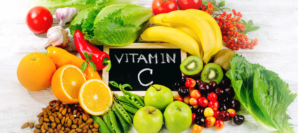 Livsmedel rika på C-vitamin. Appelsin, kiwi, äppel, kål. Livsmedel rika på C-vitamin. Appelsin, kiwi, äppel, kål.