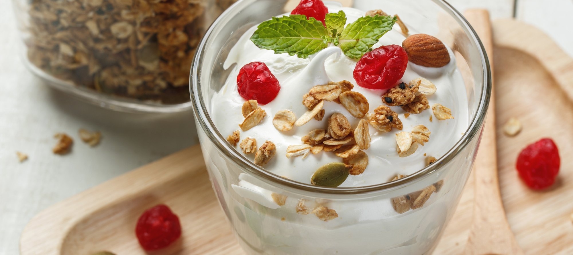 Kokosyoghurt med granola och nötter Kokosyoghurt med granola och nötter