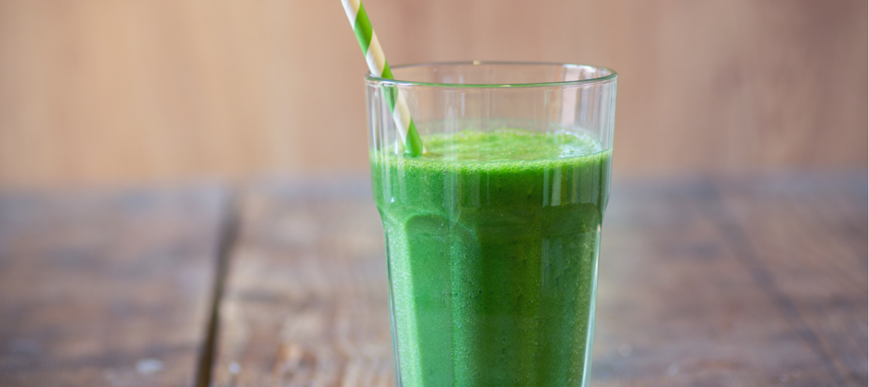 Grön smoothie med superfoods, avokado och mango Grön smoothie med superfoods, avokado och mango