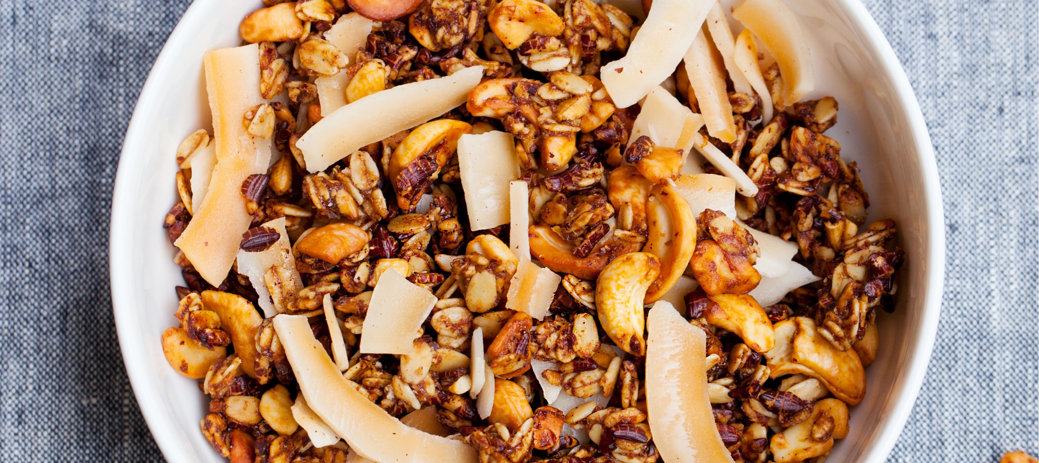 Granola med kokos, nötter och kakao