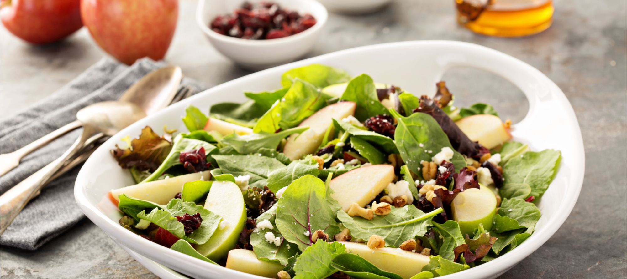 Sallad med valnötter, spenat, äpple och fetaost Sallad med valnötter och fetaost