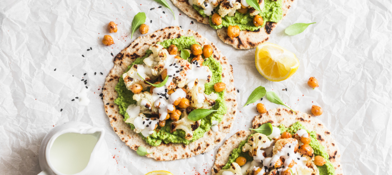 Glutenfri tortilla med kikärter och sallad Glutenfri tortilla med kikärter och sallad