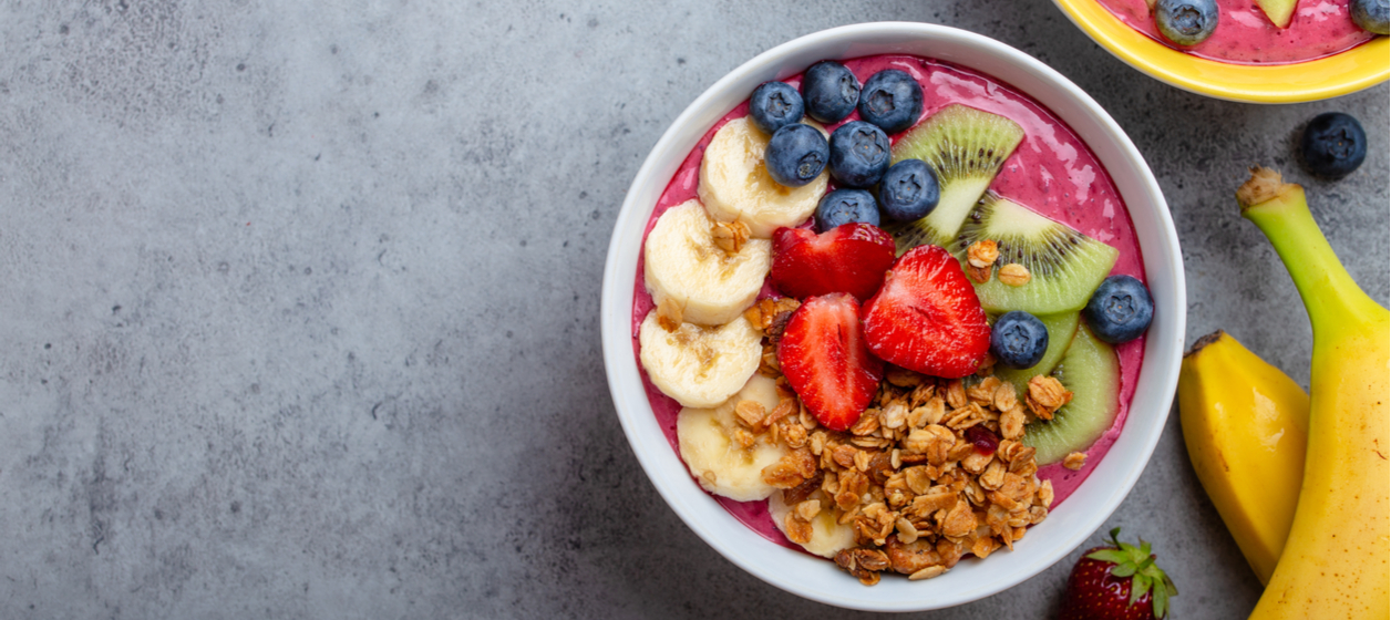 Acai bowl med frukt och granola Acai bowl med frukt och granola