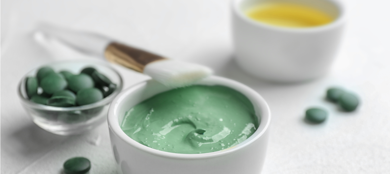Ansiktsmask gjord av spirulina och honung Ansiktsmask gjord av spirulina och honung
