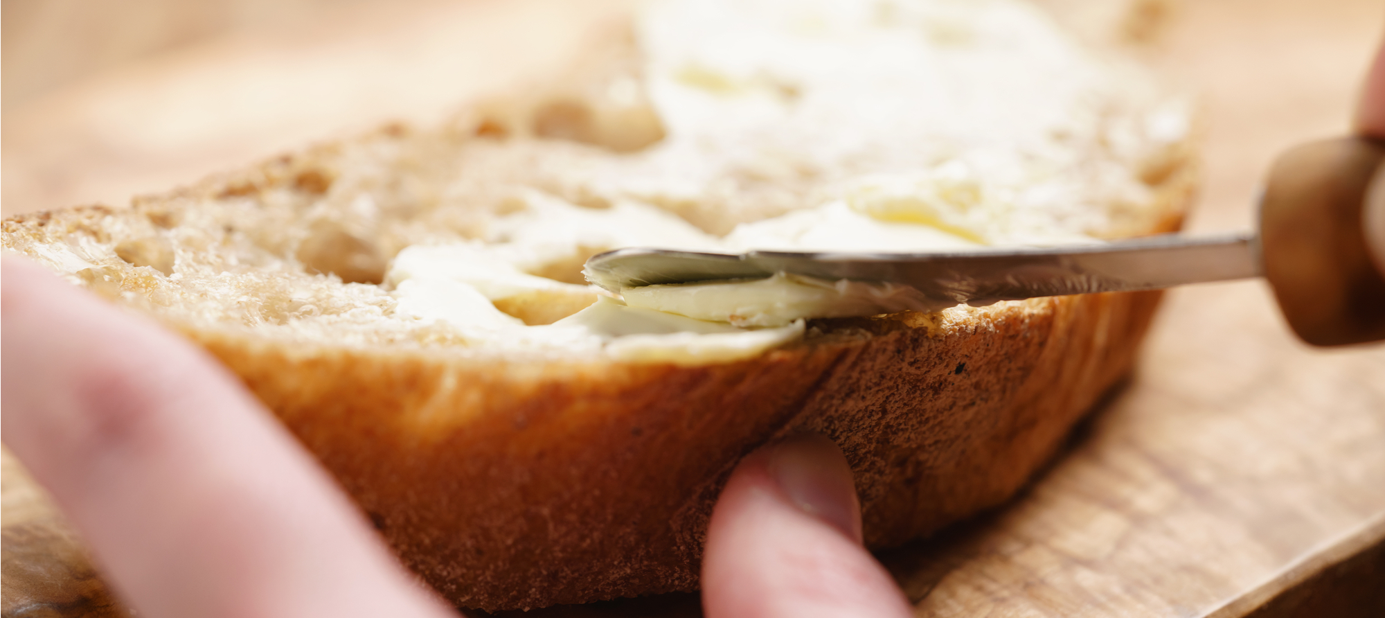 Veganskt smör med pumpafröolja på bröd Veganskt smör med pumpafröolja på bröd