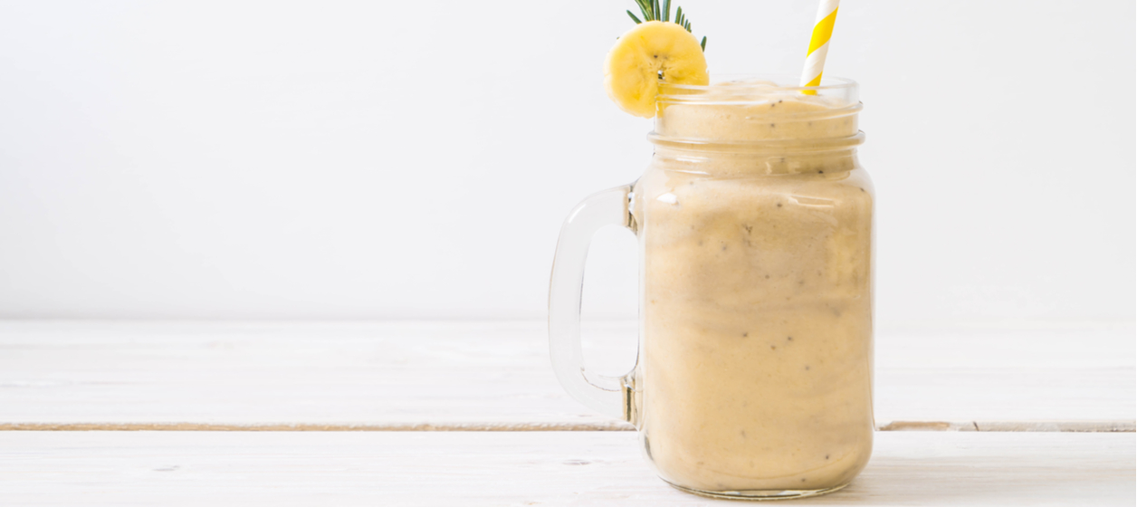 Smoothie med jordnötssmör och banan Smoothie med jordnötssmör och banan