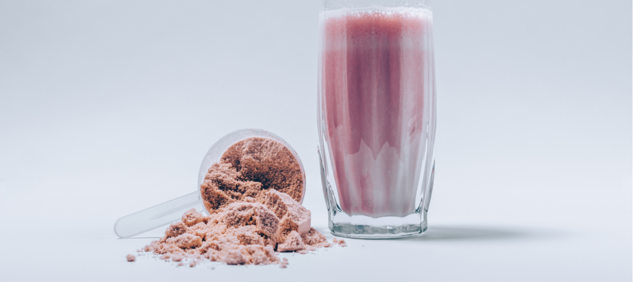 Skopa med proteinpulver och proteinshake Skopa med proteinpulver och proteinshake