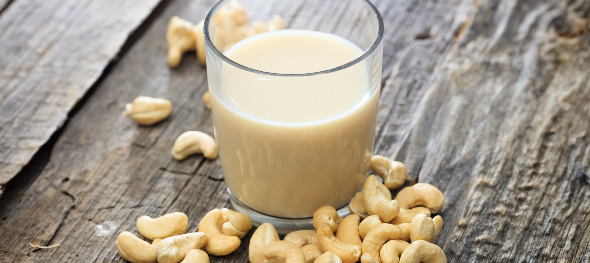 Cashewmjölk och cashewnötter Cashewmjölk och cashewnötter