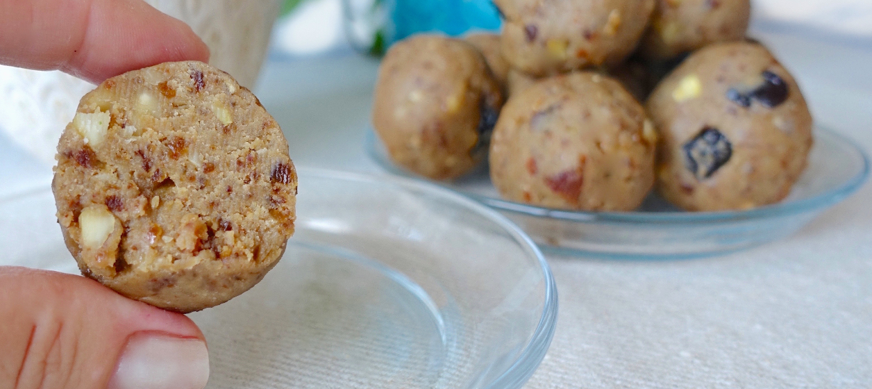 Proteinbollar med nötter och frukt Proteinbollar med nötter och frukt